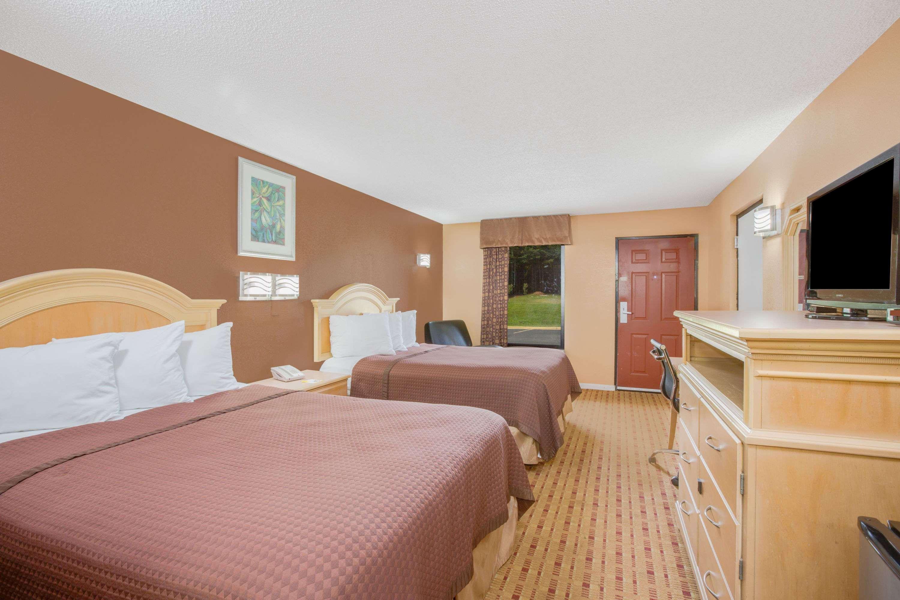 Columbus Inn And Suites Exterior photo