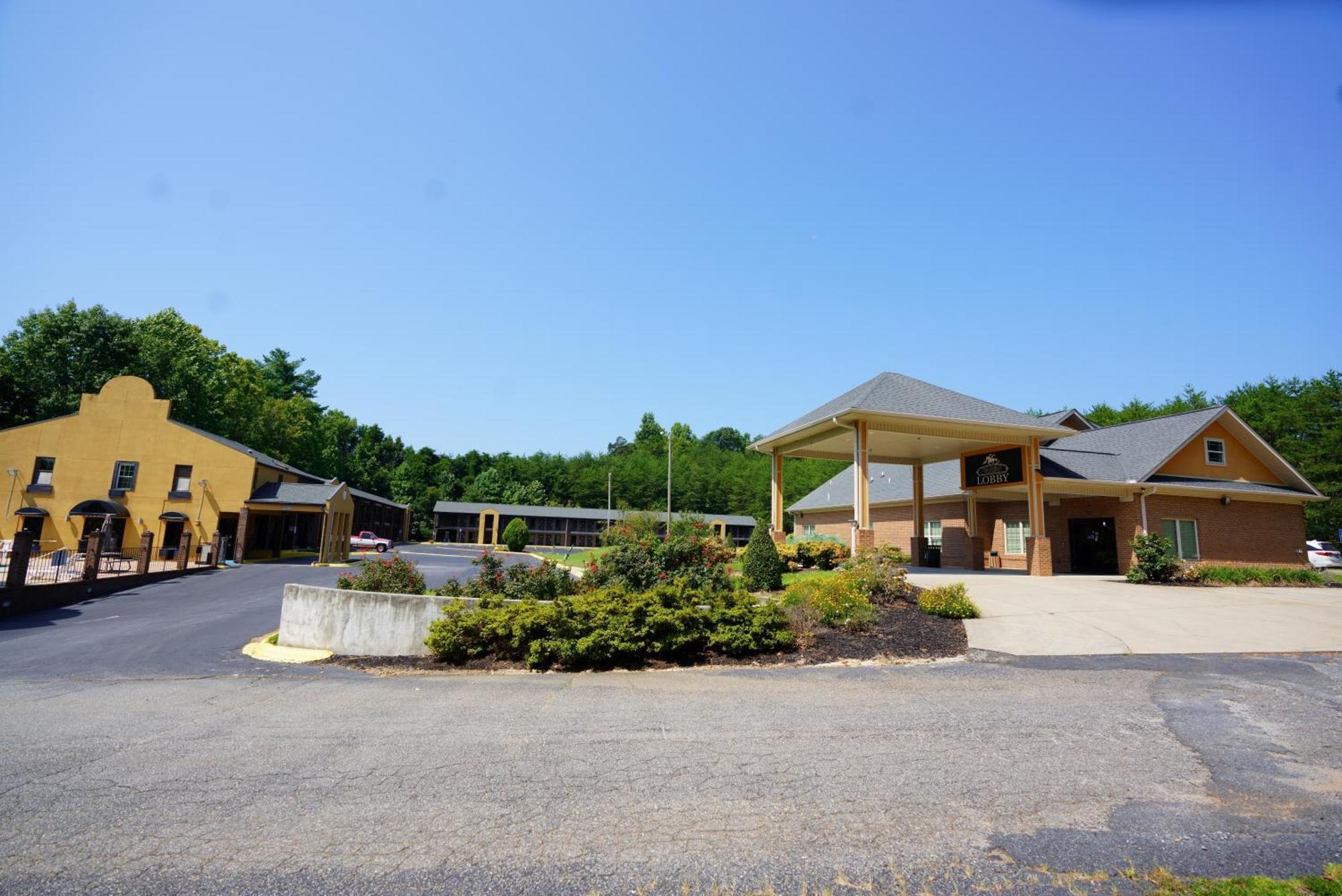 Columbus Inn And Suites Exterior photo