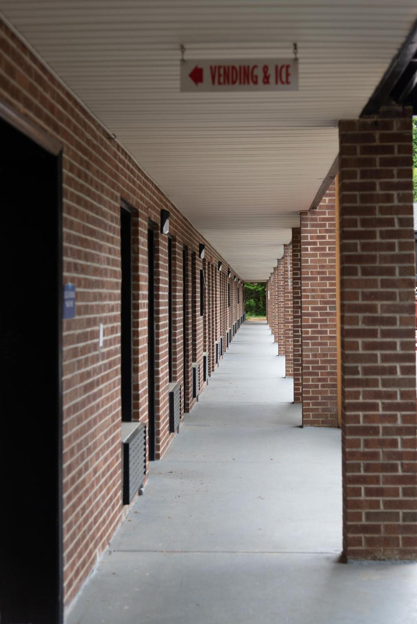 Columbus Inn And Suites Exterior photo