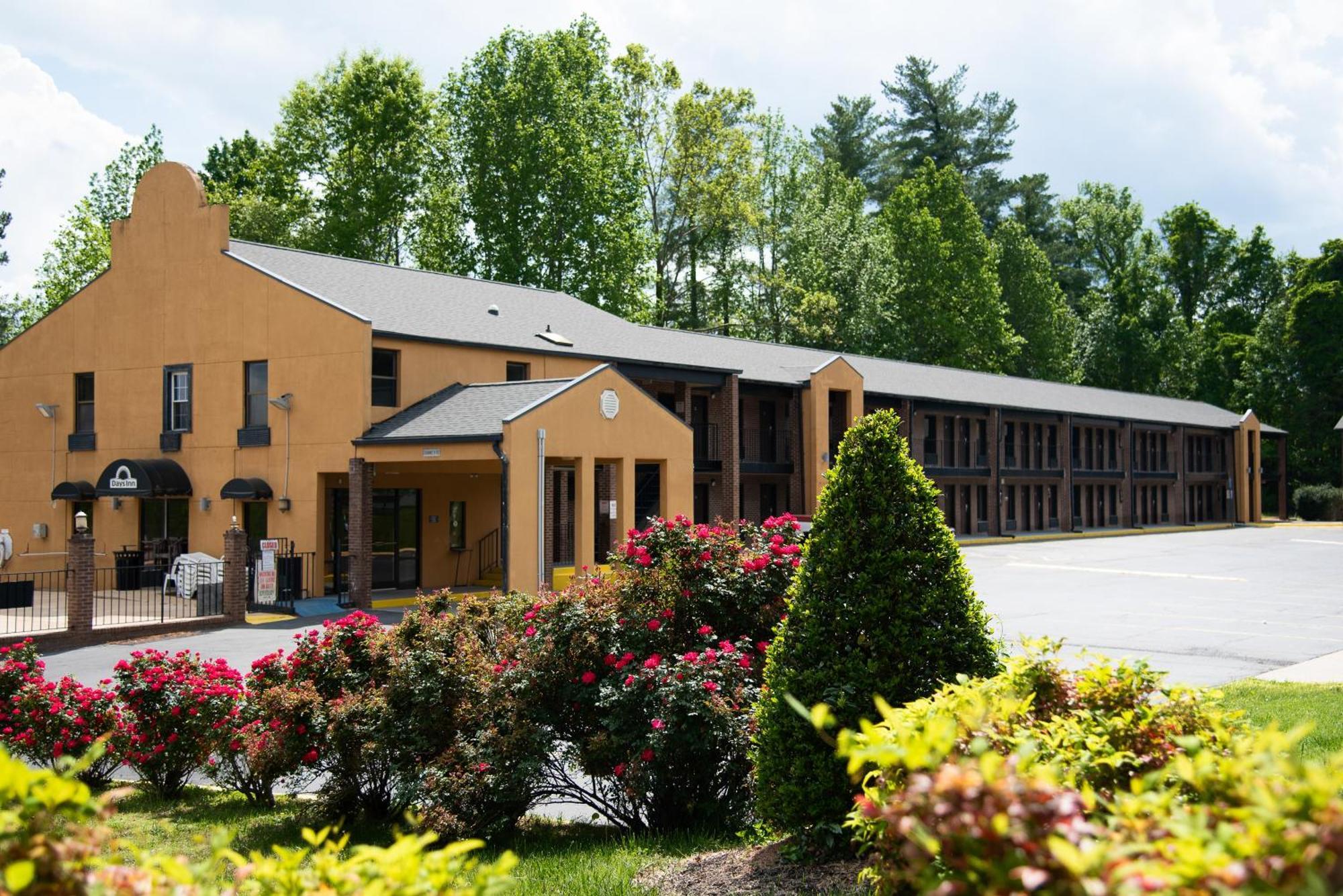 Columbus Inn And Suites Exterior photo