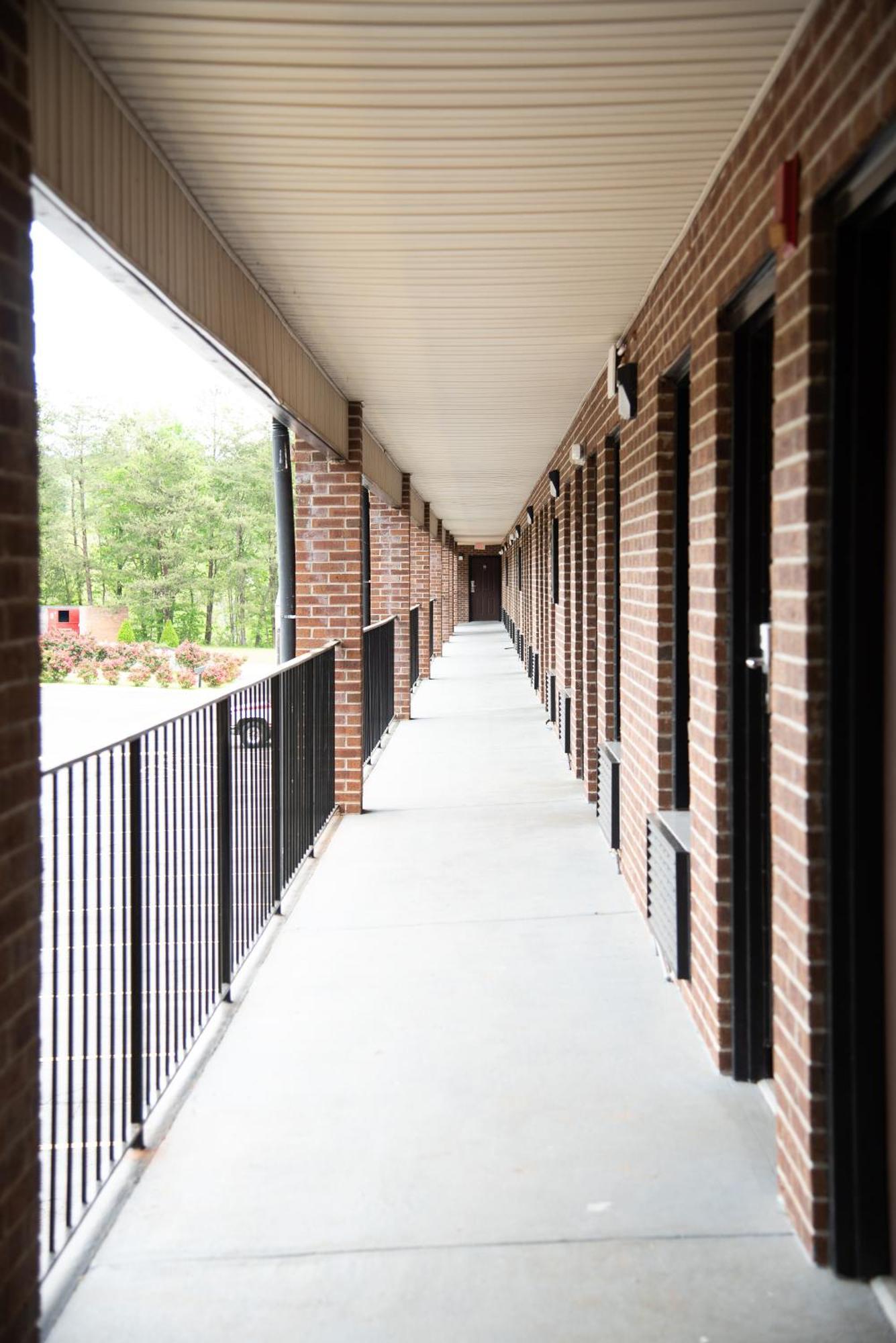 Columbus Inn And Suites Exterior photo